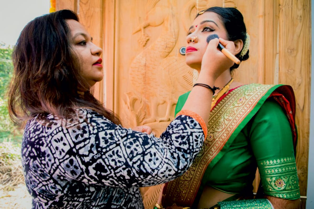 Semi tired open hairstyle on Navari Look. Beautiful bride :  @shraddhadeshmukh777 Jewellery : @neelkanthjewellerspvtltd  #punemakeupart... | Instagram
